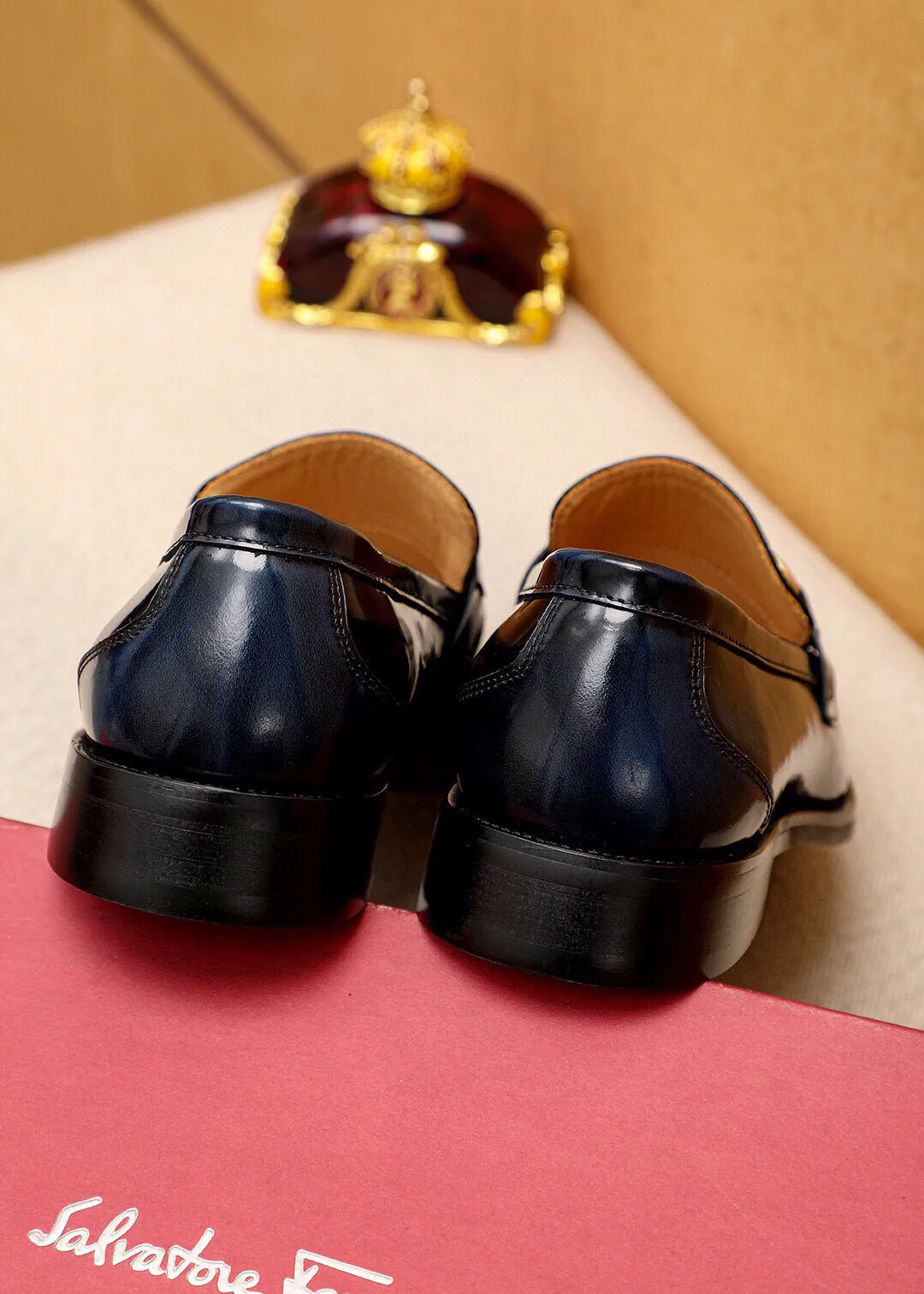 Men's shoes 💰480 💐 Product trademark: Ferragamo "Ferragamo" casual leather shoes Regular size: 38-44 (45.46.47🉑️Customized) Product materials: Selected imported first-layer open-edge beaded cowhide leather upper + luxury hardware buckle, imported water-dyed cowhide leather lining. Strong three-dimensional visual effect, original rubber outsole Color: 2⃣️colors available